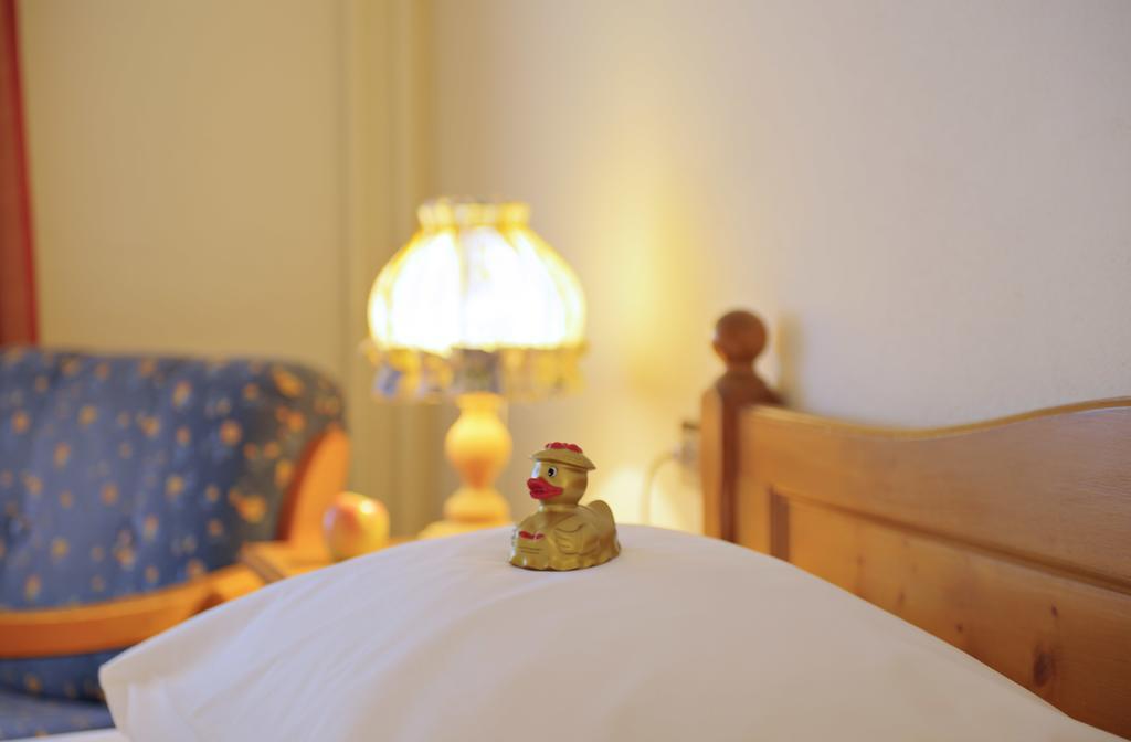 Hotel Hofgut Sternen - Wohnen In Kunst Und Kultur Breitnau Room photo